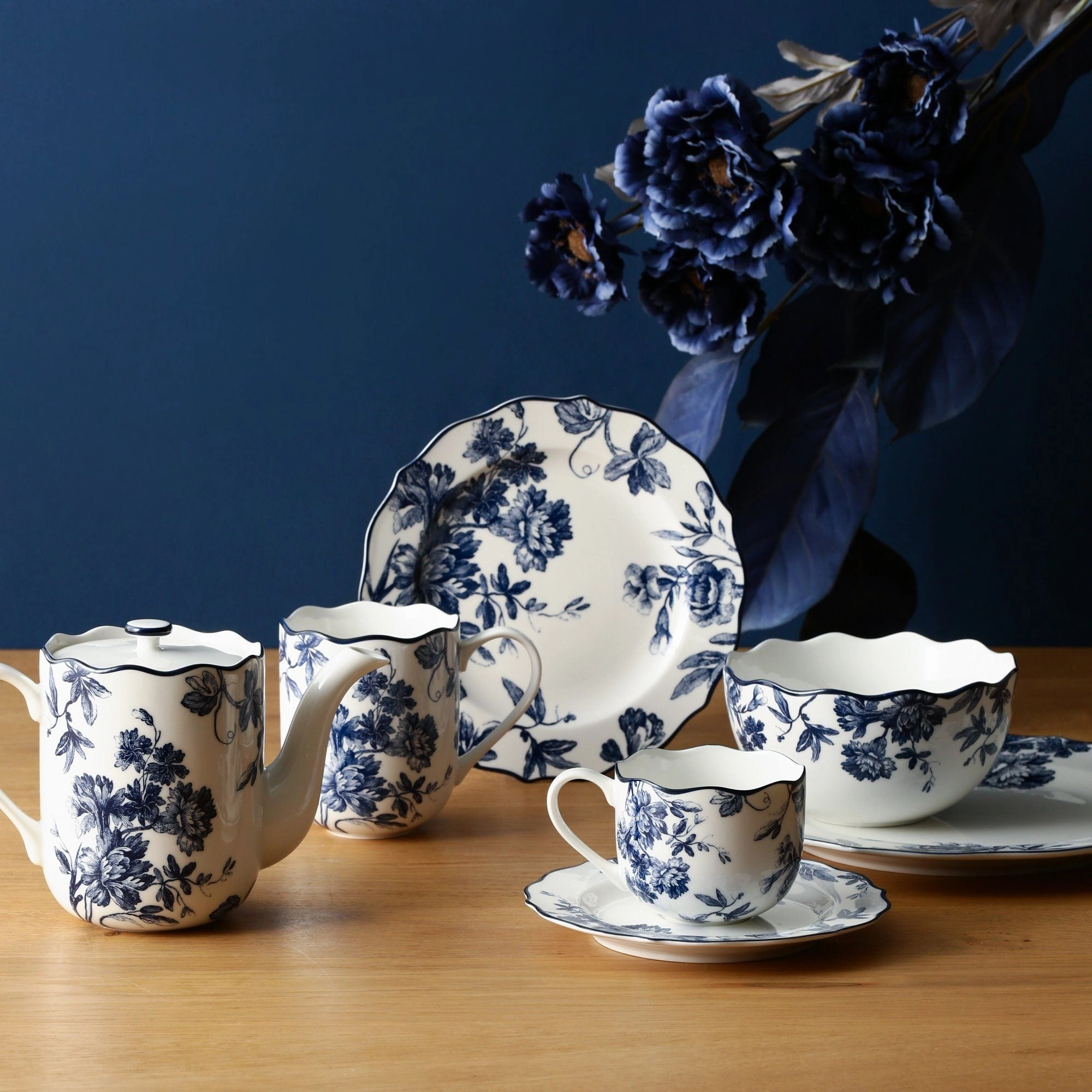 Classic Flower Plate Medium Blue