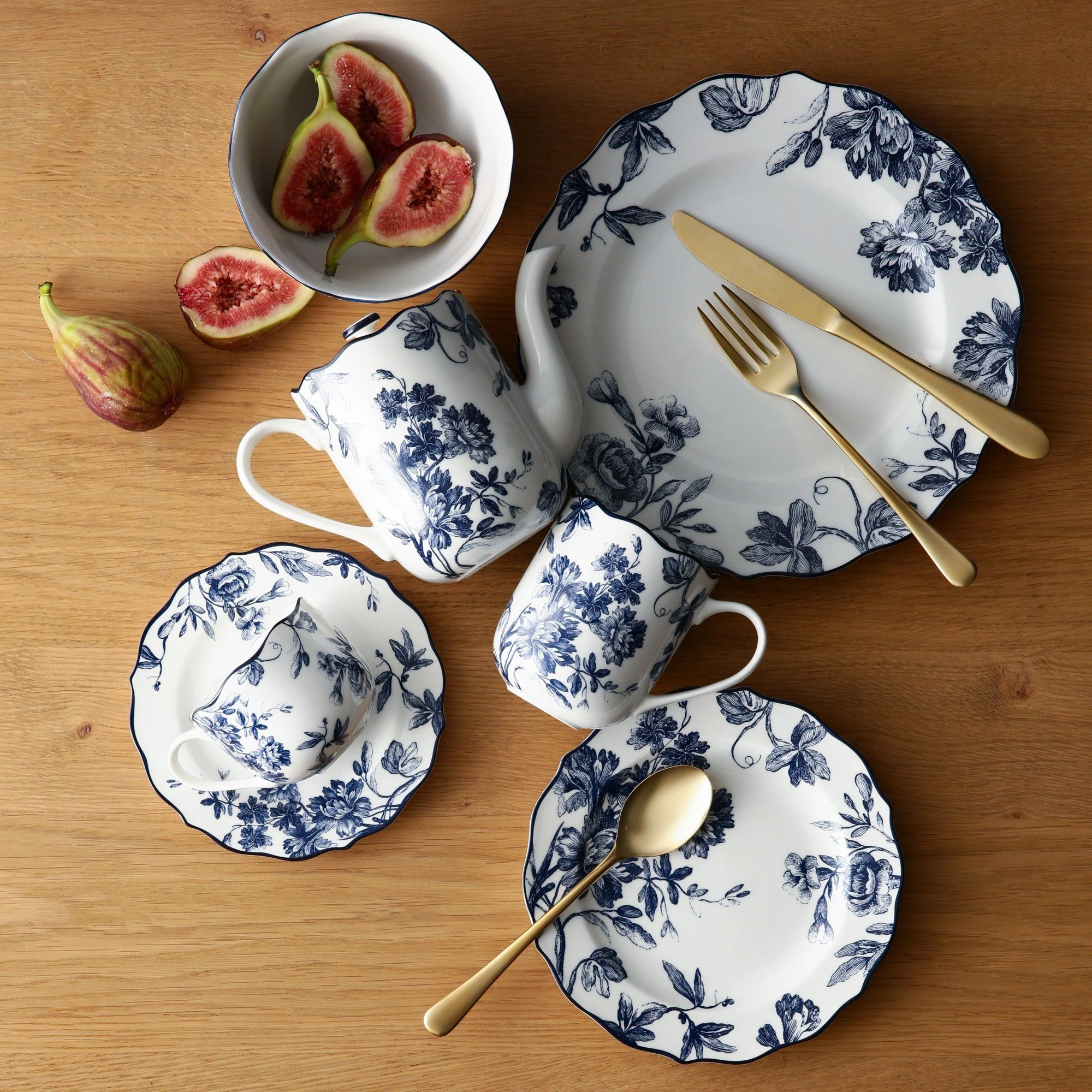 Classic Flower Plate Medium Blue