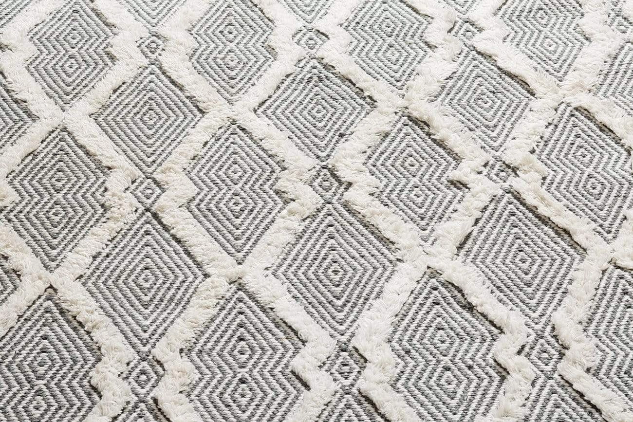 Emelie Monochrome Diamond Tufted Indoor Outdoor Rug *NO RETURNS UNLESS FAULTY