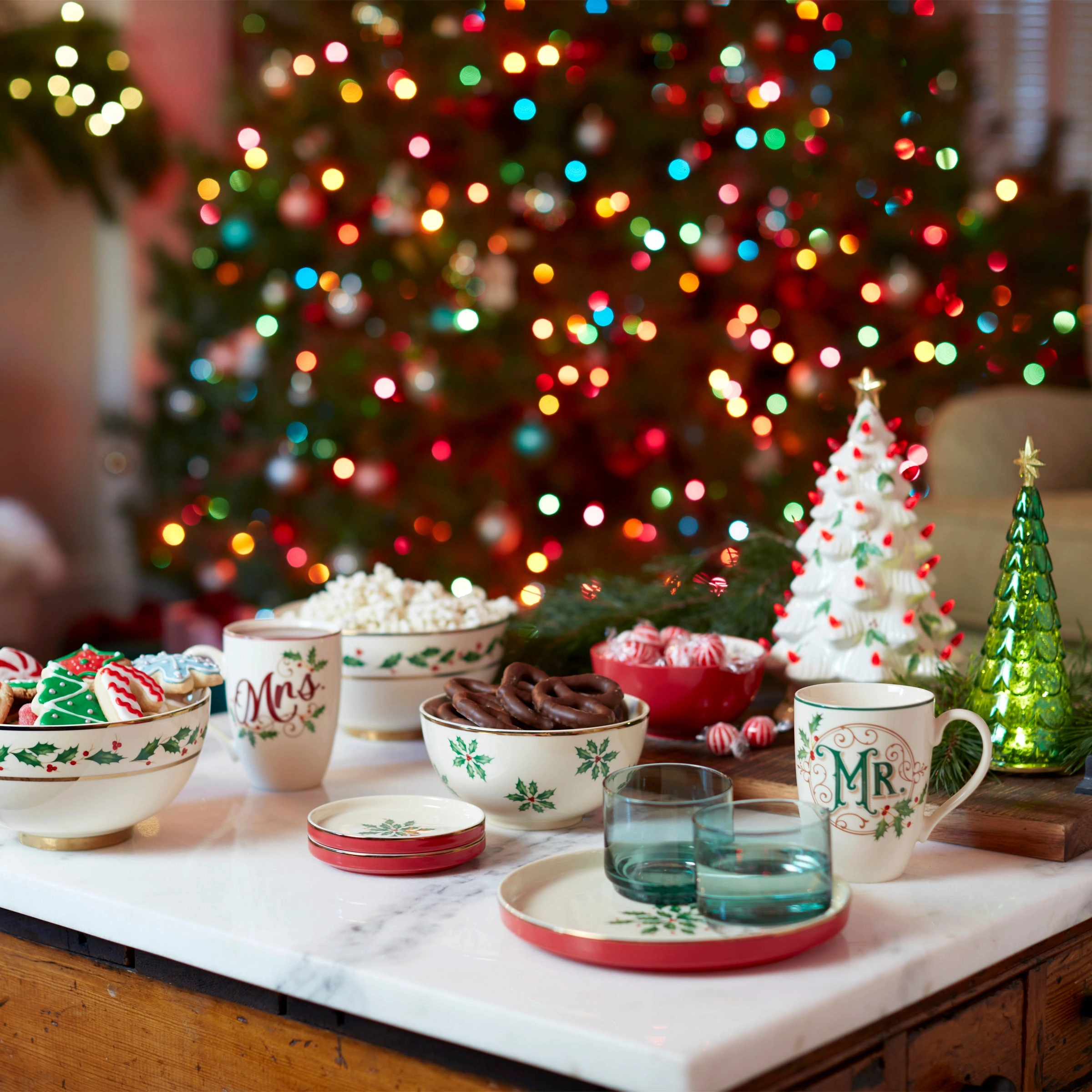 Holiday 8-Piece Nesting Dinnerware Set