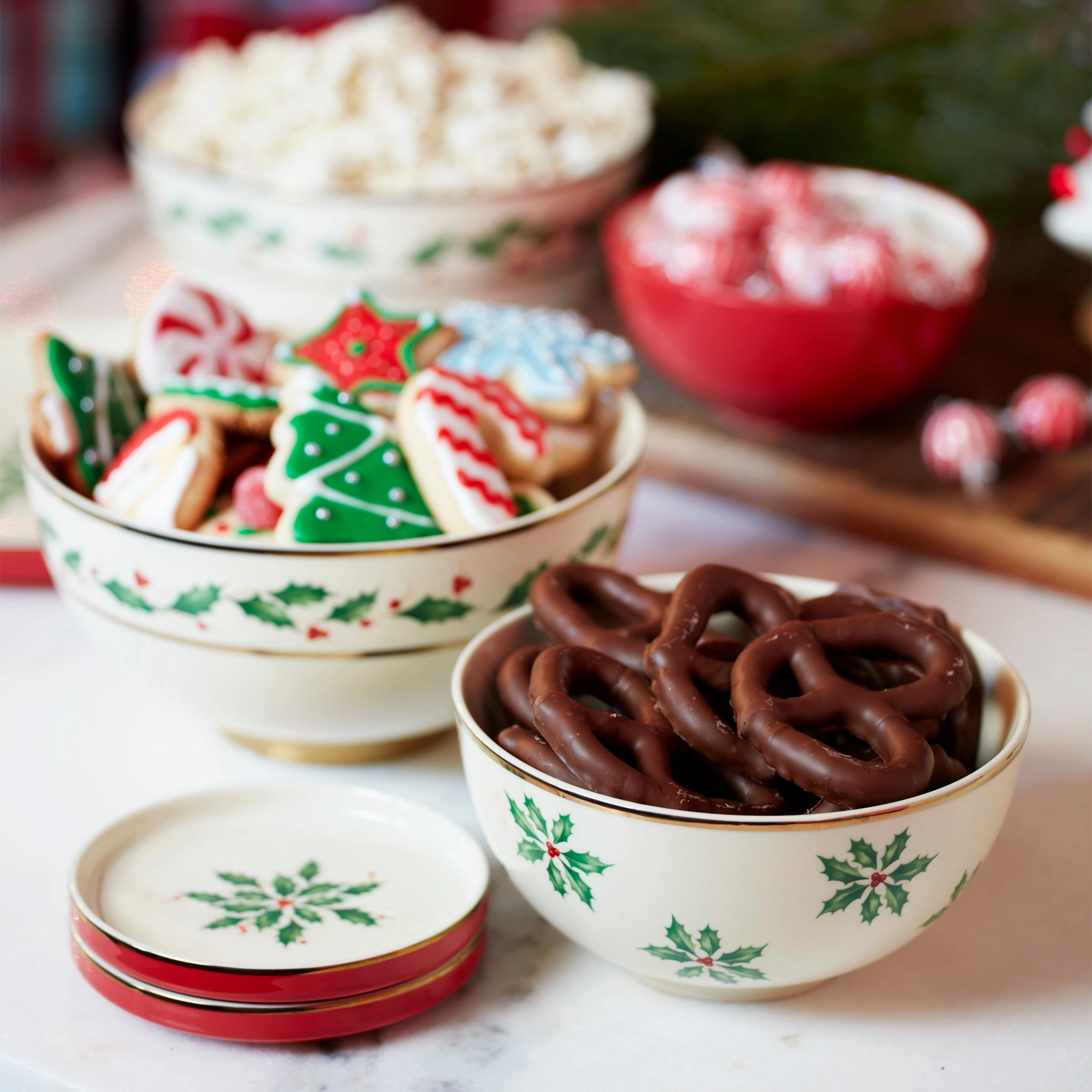 Holiday 8-Piece Nesting Dinnerware Set