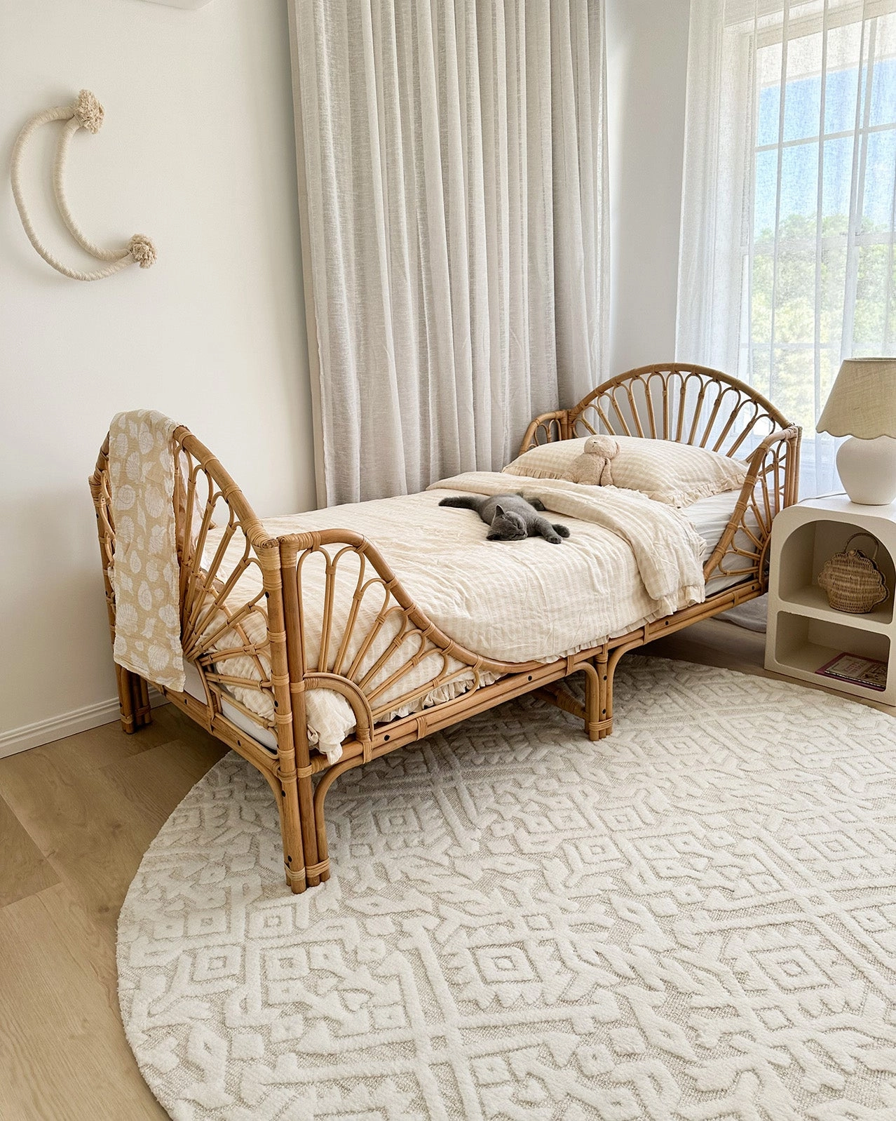 Josephine Ivory and Cream Tribal Transitional Round Rug *NO RETURNS UNLESS FAULTY