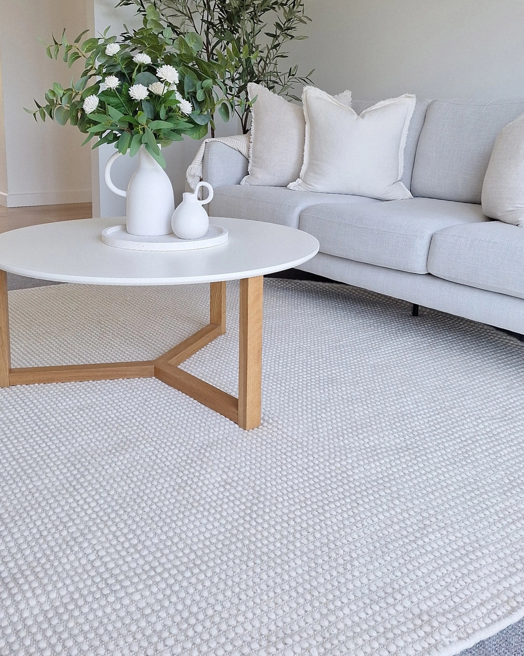 Larvic Ivory Chunky Wool Round Rug