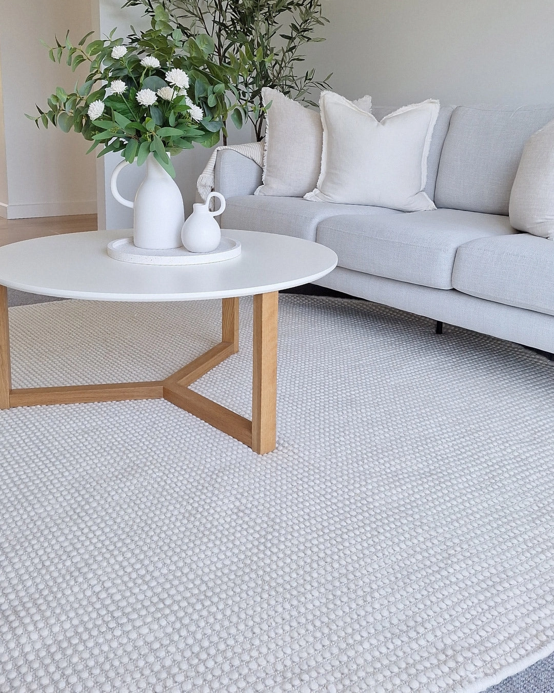 Larvic Ivory Chunky Wool Round Rug