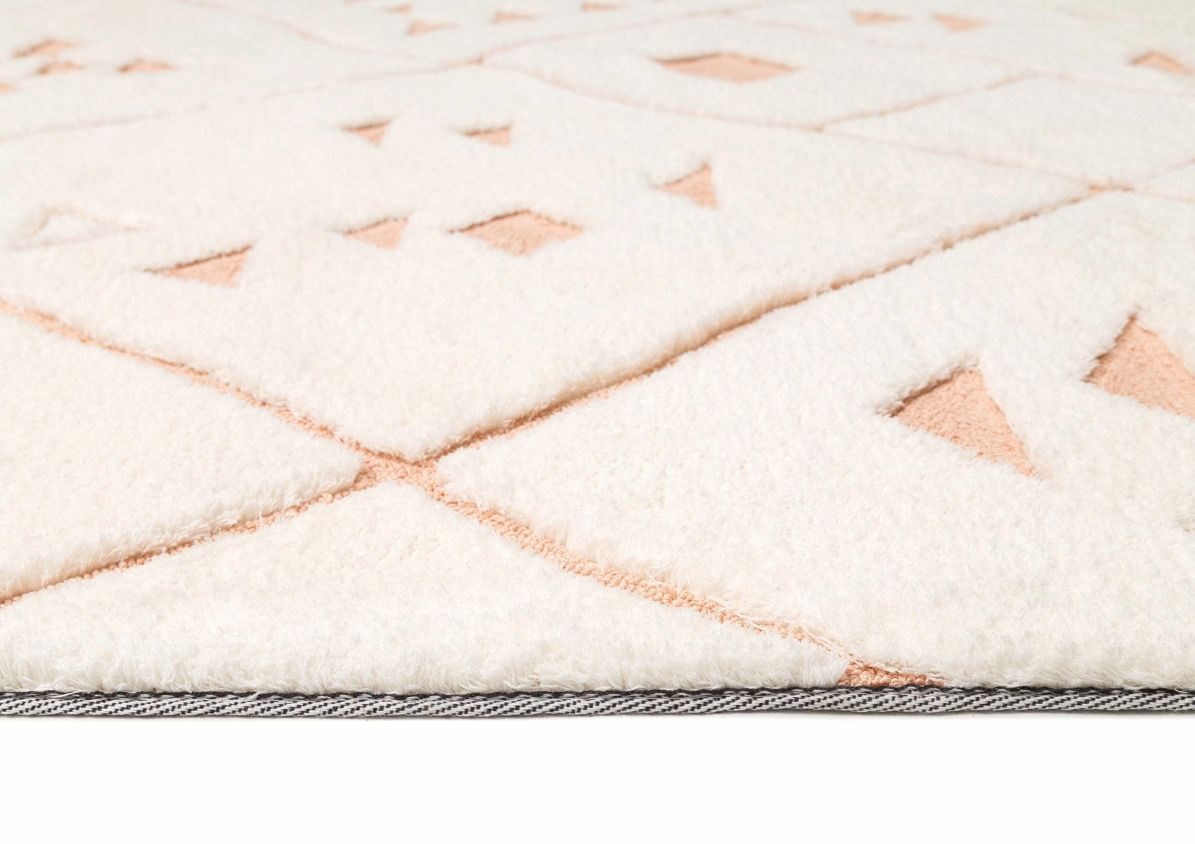 Leesha Cream and Peach Tribal Shag Rug *NO RETURNS UNLESS FAULTY