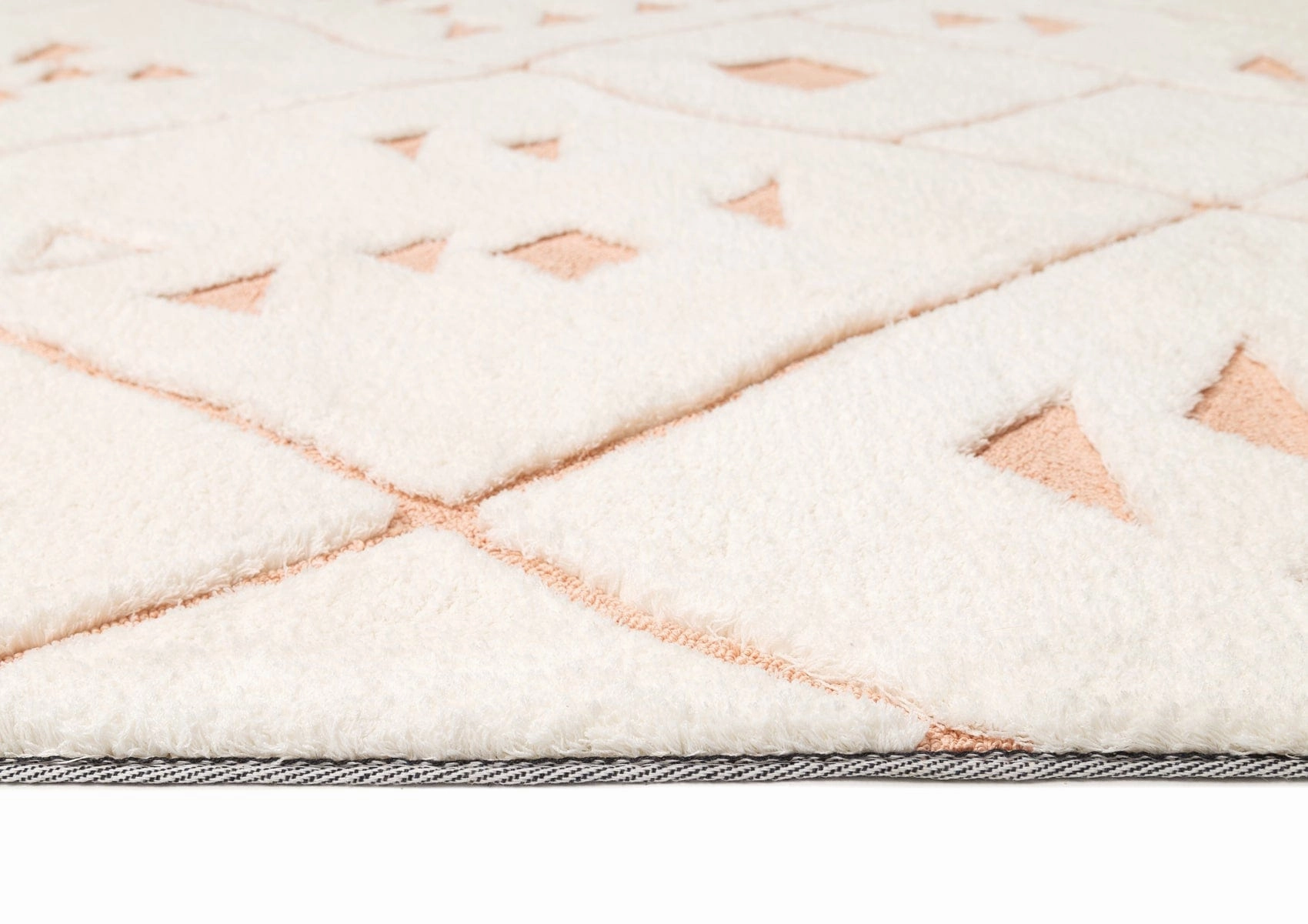 Leesha Cream and Peach Tribal Shag Rug *NO RETURNS UNLESS FAULTY