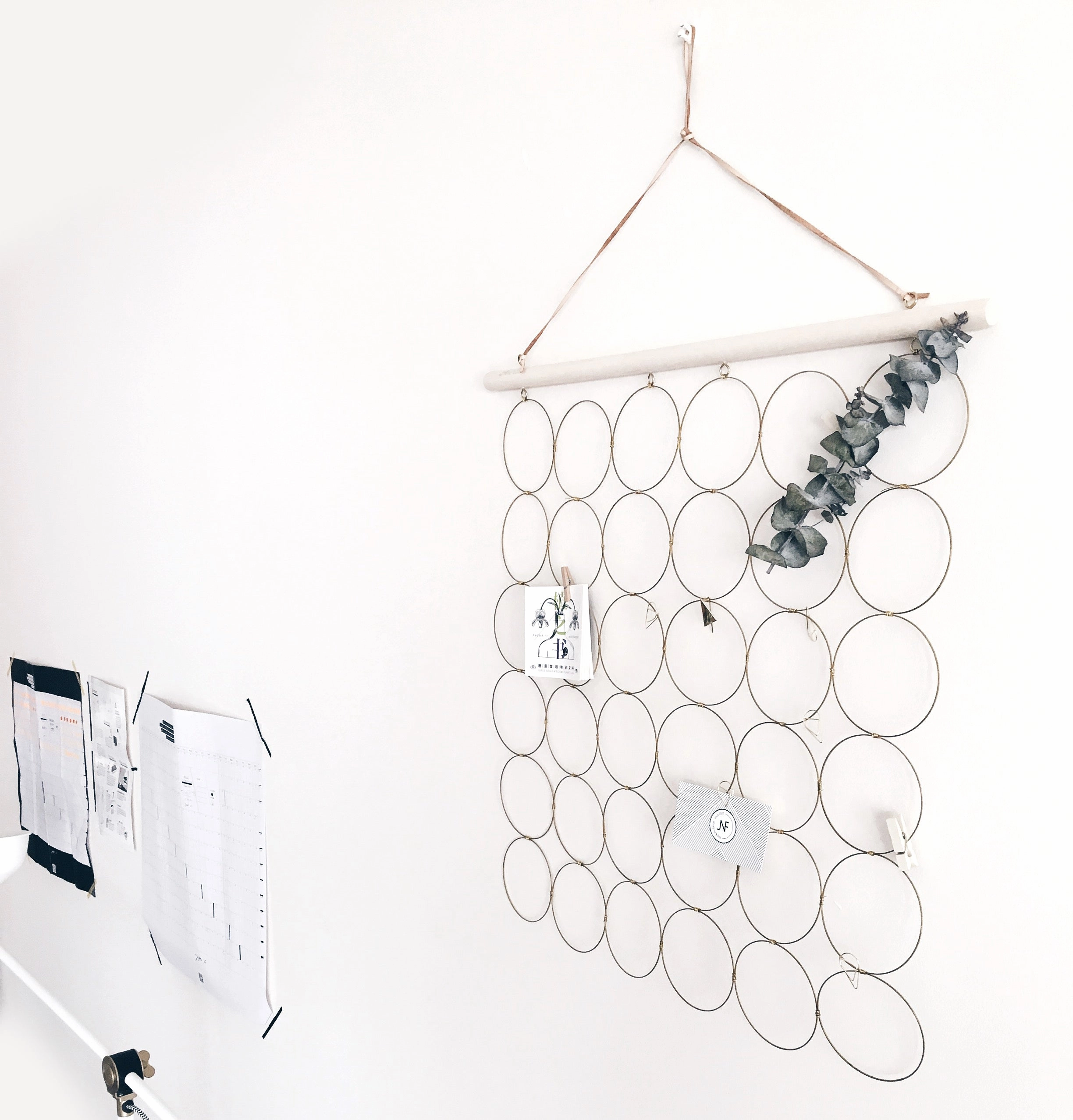 Modern Hanging Picture Frame Feature