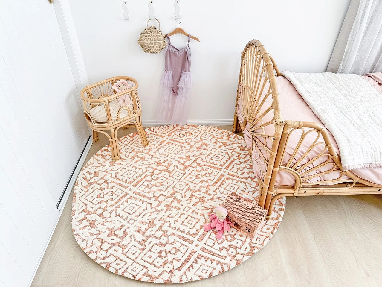 Paloma Peach and Ivory Tribal Patterned Round Rug *NO RETURNS UNLESS FAULTY