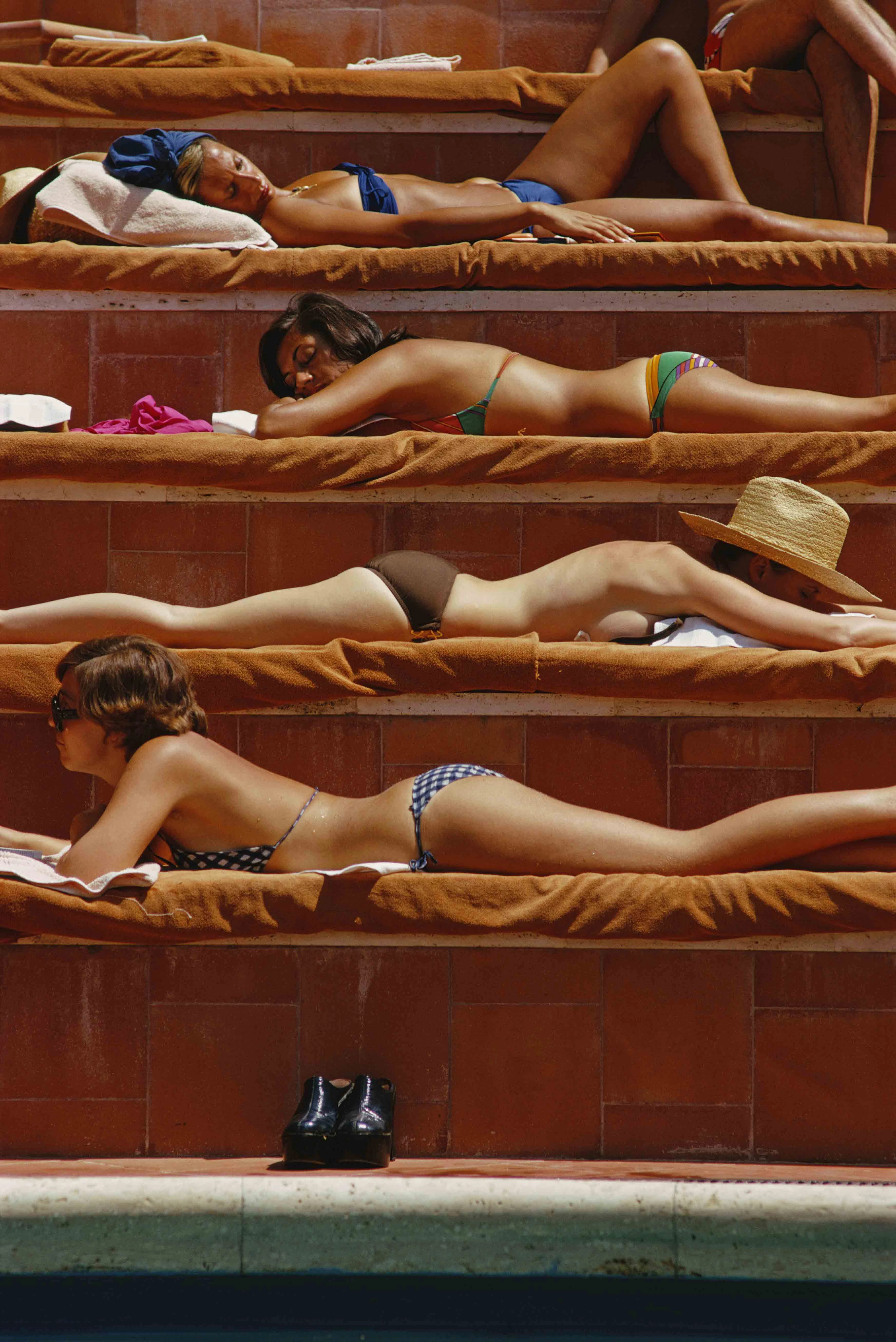 Slim Aarons "Sunbathing in Capri" Photographnordic style wall decor